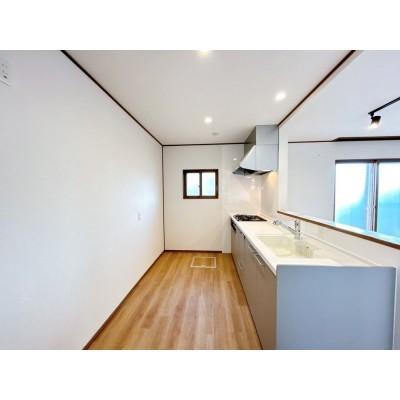 【リフォーム済＆即入居可】別角度からのキッチンの写真になり…