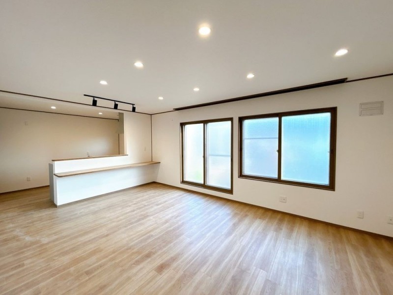 【リフォーム済＆即入居可】1階13帖のリビングの別角度の写真…