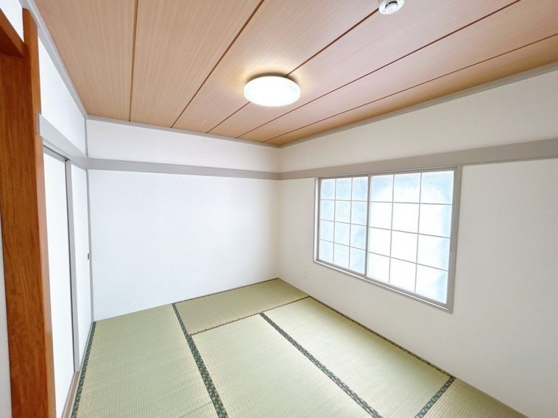 【リフォーム済＆即入居可】6帖の和室になります。畳の表替え…