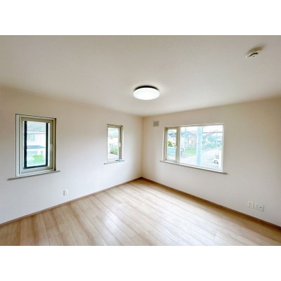 【リフォーム済＆即入居可】2階南東側8帖の洋室になります。ク…