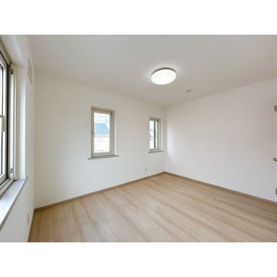 【リフォーム済＆即入居可】2階北東側6帖の洋室になります。壁…