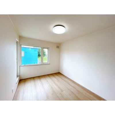 【リフォーム済＆即入居可】2階北西側6帖の洋室になります。ク…