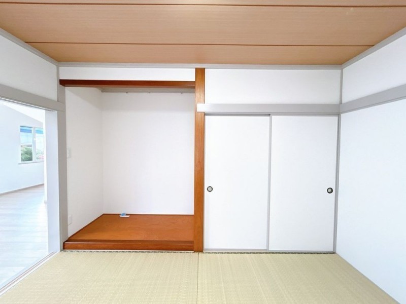 【リフォーム済＆即入居可】収納内部もクロスを貼替えました。…