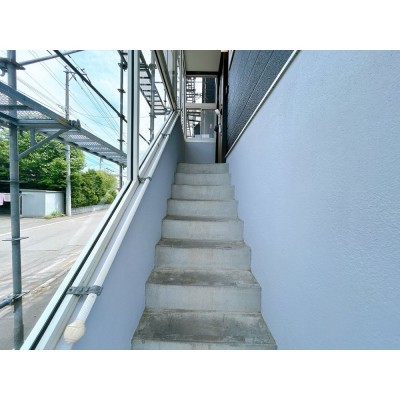 玄関前に外階段があります。
