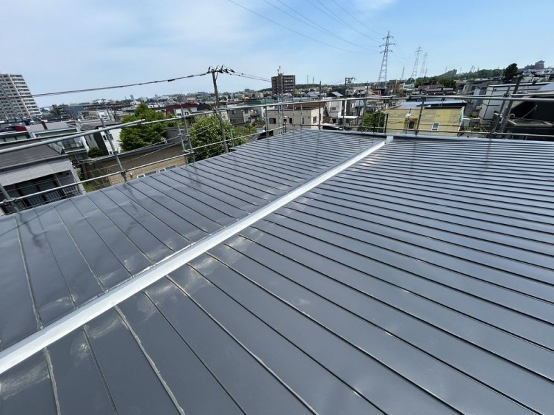 屋根はハゼを締めて、塗装を施しています。