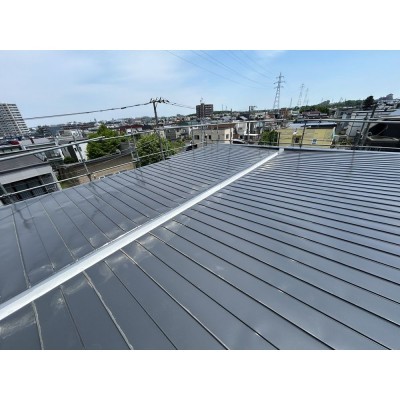 屋根はハゼを締めて、塗装を施しています。