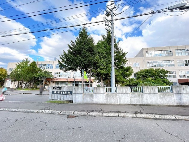 札幌市立北野小学校まで約240m(徒歩3分)です。