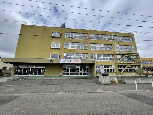 小学校：札幌市立三里塚小学校：1675m