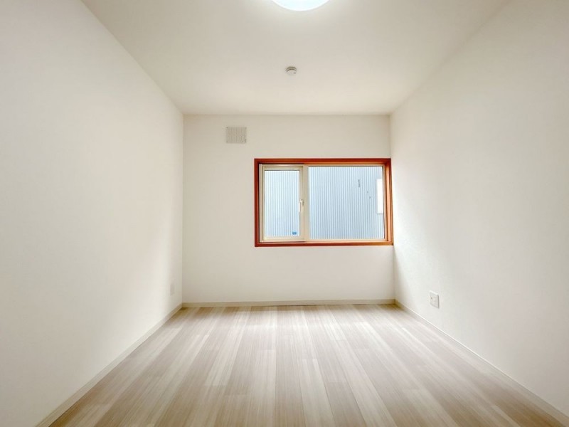 【リフォーム後】2階北東側約6帖の洋室の別角度写真です。クロ…