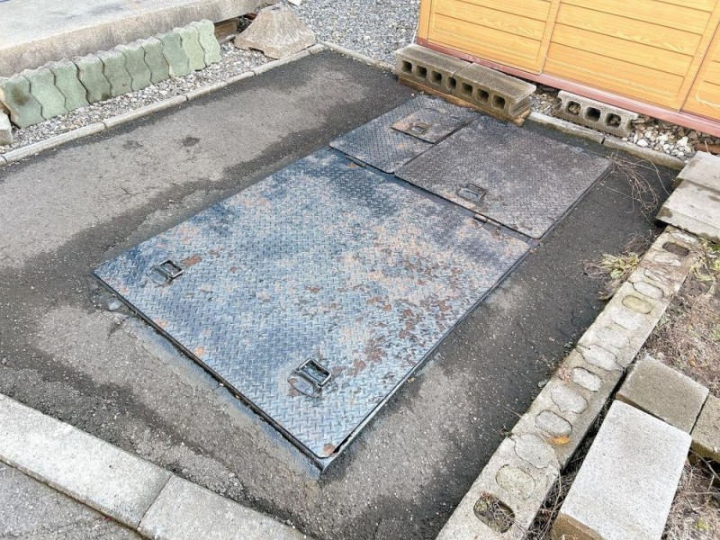 【リフォーム後】駐車場の脇には融雪槽があります。動作チェッ…