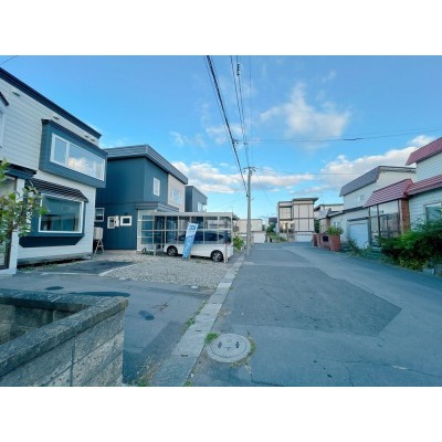 【リフォーム後】外観の別角度写真です。前面道路が約8mで、駐…