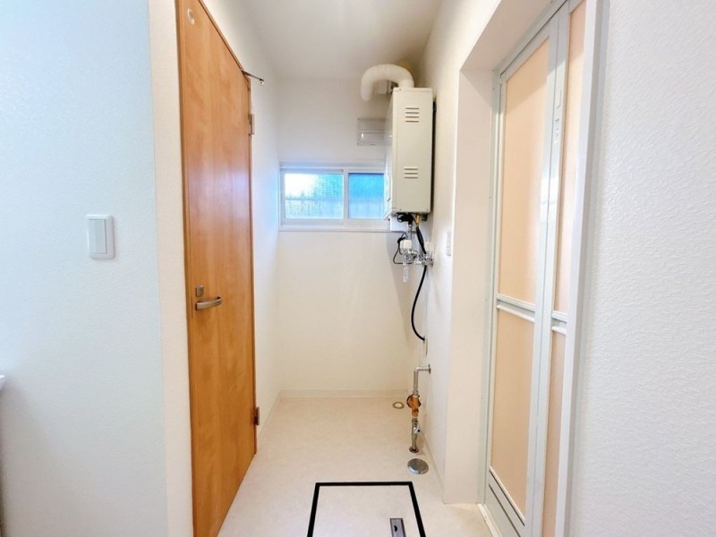 【リフォーム済＆即入居可】脱衣場の写真です。トイレと別空間…