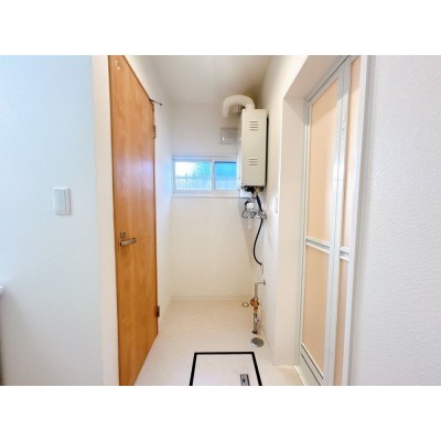 【リフォーム済＆即入居可】脱衣場の写真です。トイレと別空間…