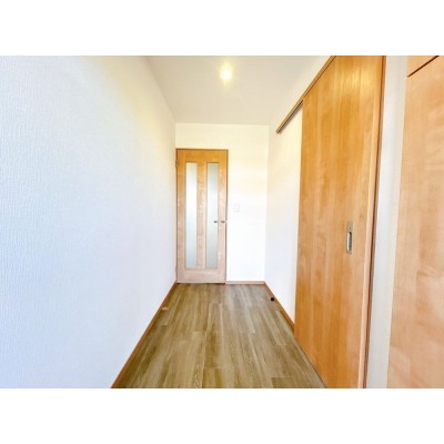 【リフォーム済＆即入居可】玄関ホールの写真です。玄関はお家…