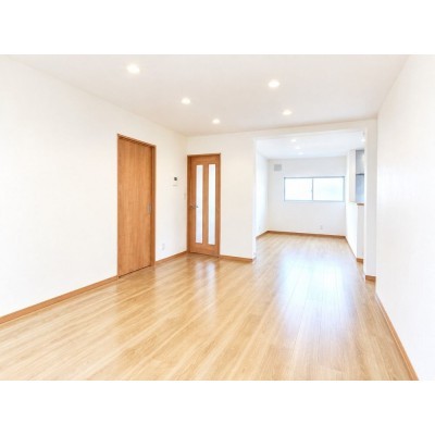 【リフォーム済＆即入居可】リビングの別角度からの写真です。…