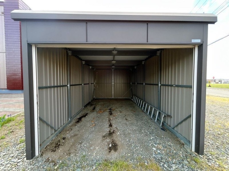 【リフォーム済＆即入居可】車庫の内部の写真です