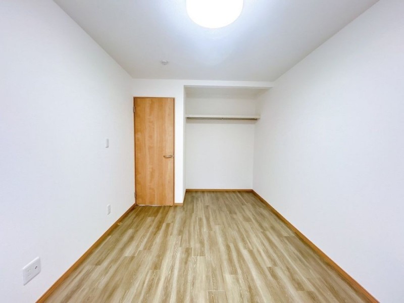 【リフォーム済＆即入居可】1階東側の約6帖の洋室です。クロス…