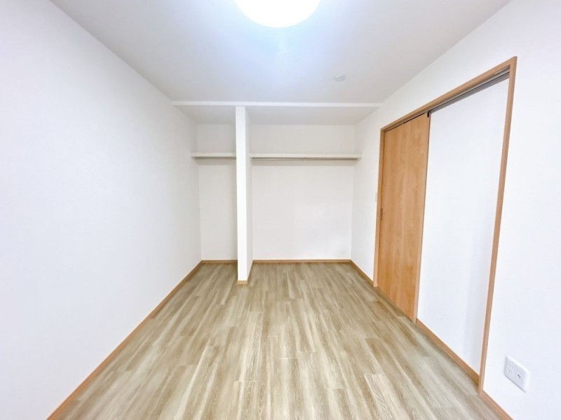 【リフォーム済＆即入居可】1階南側の約6帖の洋室です。壁天井…