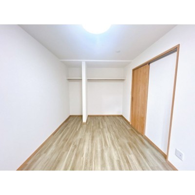 【リフォーム済＆即入居可】1階南側の約6帖の洋室です。壁天井…