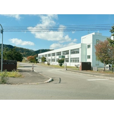 由仁町立由仁中学校まで1ｋｍ（徒歩13分）　中学校も徒歩圏内…
