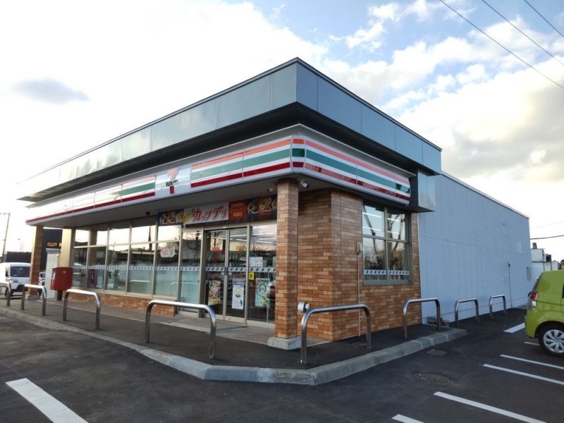 セブンイレブン　空知由仁店まで500ｍ（徒歩7分）　車が無い時…