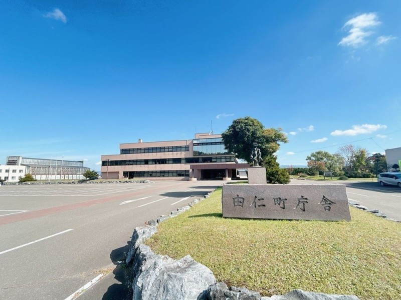 由仁町役場まで1.7ｋｍ（車で5分）いざという時に役所が近くに…