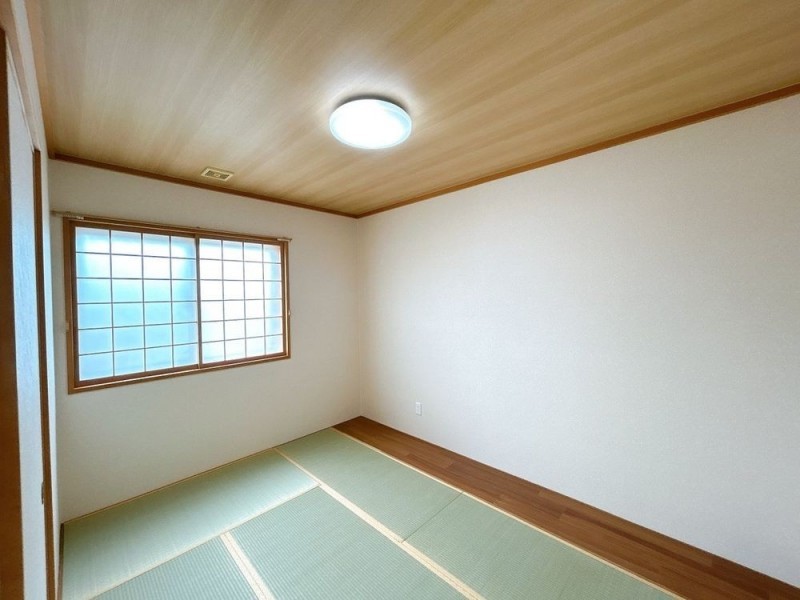 【RF後　和室】1階玄関脇にある5畳の和室です。南向きで陽当た…