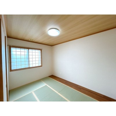 【RF後　和室】1階玄関脇にある5畳の和室です。南向きで陽当た…