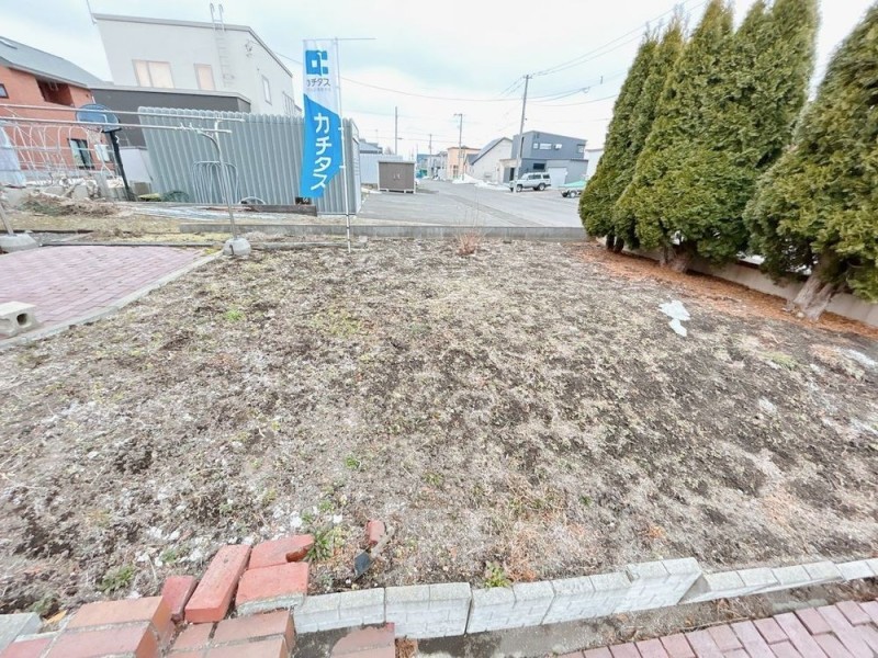【庭】前面道路側の庭の写真になります。駐車スペースと同じく…