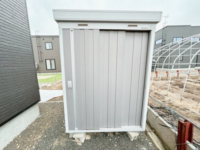 【物置】物置の写真になります。建物の横に設置してあります。…