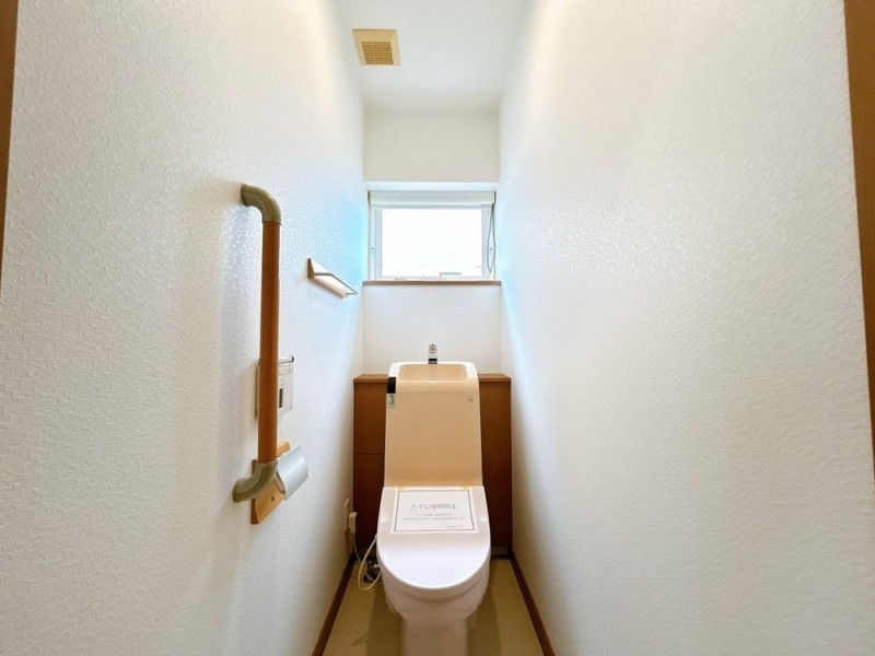 【RF後　トイレ】1階のトイレの写真です。窓付きで、自然換気…
