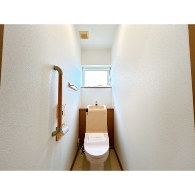 【RF後　トイレ】1階のトイレの写真です。窓付きで、自然換気…