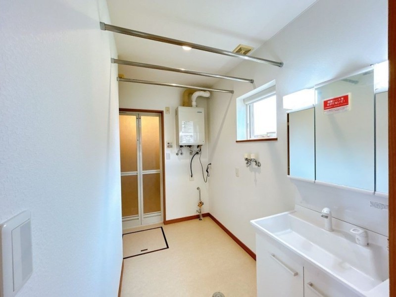 【RF後　洗面所】脱衣場の写真です。トイレと別空間のため、来…