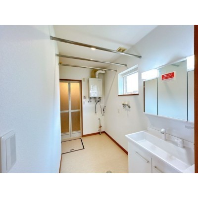 【RF後　洗面所】脱衣場の写真です。トイレと別空間のため、来…