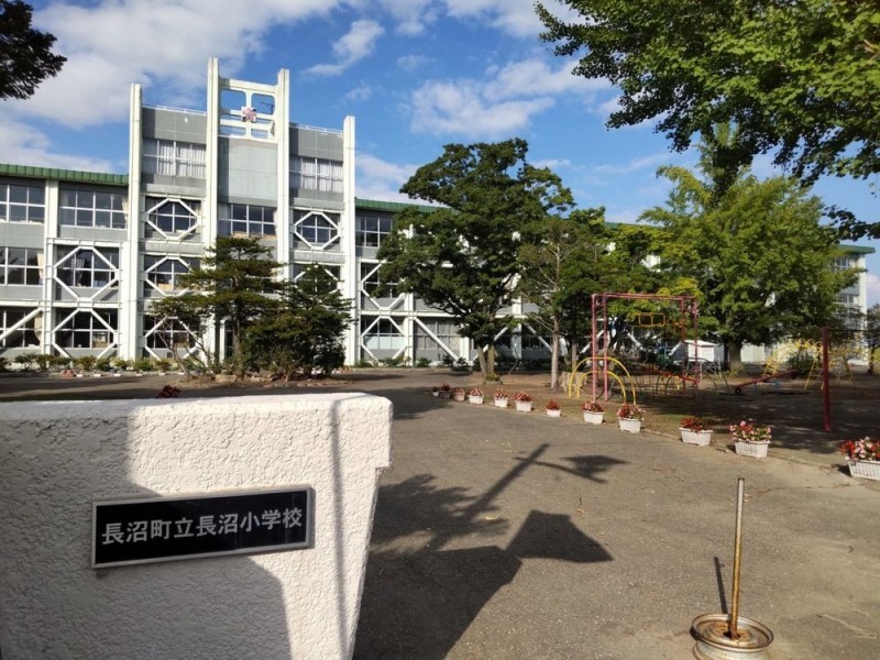 長沼小学校まで1400ｍ（車で4分）　小学校が近いとお子様がい…