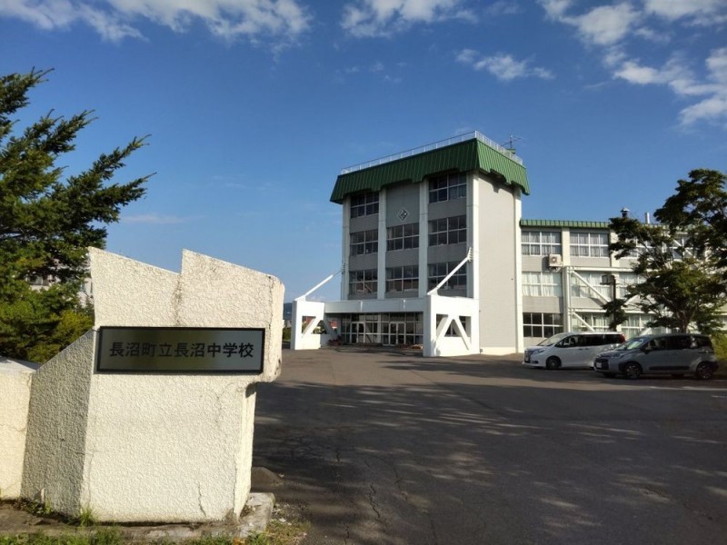 長沼中学校まで1200ｍ（車で3分）　中学校も徒歩圏内にあるの…
