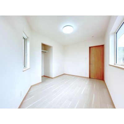 【リフォーム済写真】南西側約5.9帖洋室。各居室収納付きです…