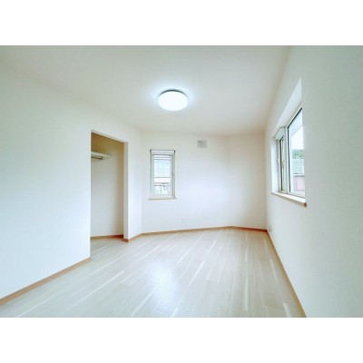 【リフォーム済写真】南西側約6帖洋室。各居室収納付きです。…