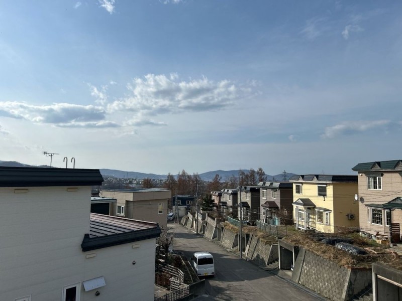 【住戸からの眺望】2階南西側洋室約6.0帖からの眺望です。高台…