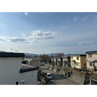 【住戸からの眺望】2階南西側洋室約6.0帖からの眺望です。高台…