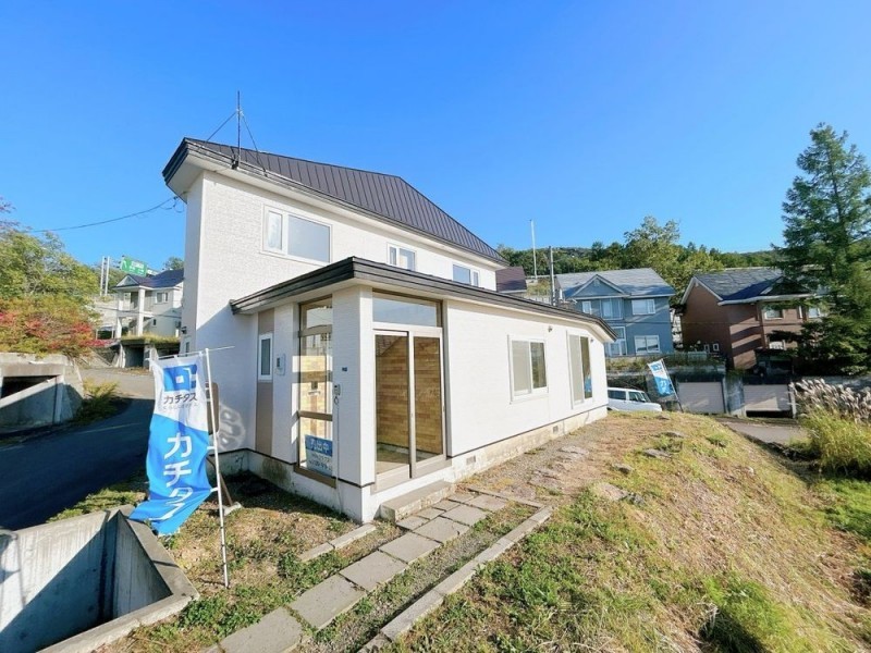 【現地外観】外壁屋根の塗装を行いました。建物前面には駐車ス…