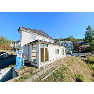 【現地外観】外壁屋根の塗装を行いました。建物前面には駐車ス…