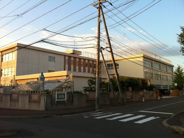 小学校：札幌市立真栄小学校：740m