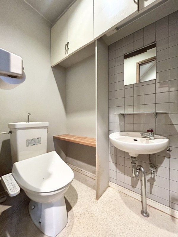 【現況】1階トイレです。トイレは1階、2階それぞれにございま…
