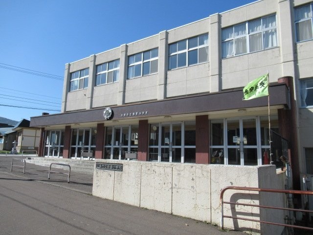 朝里小学校まで127m