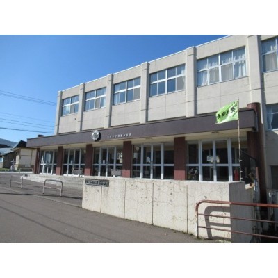 朝里小学校まで127m