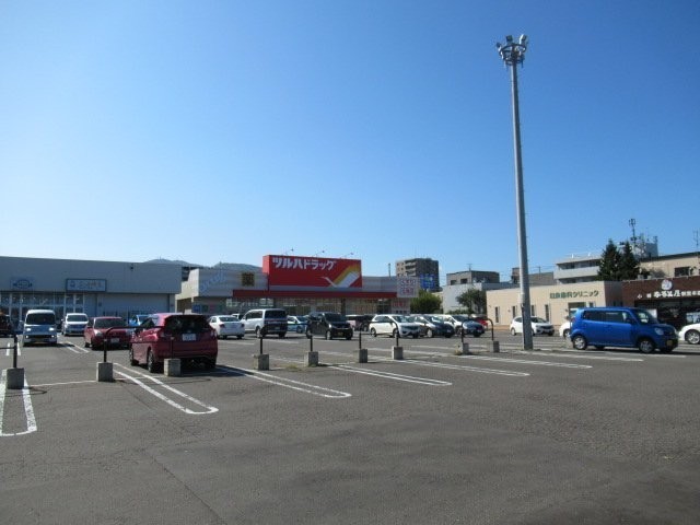 ツルハドラッグ 朝里店まで354m