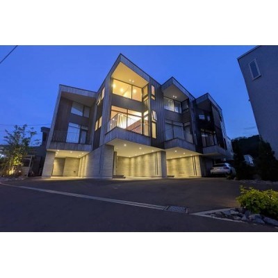ライトアップによって木材の質感が際立ち、植栽とともに街並みに
