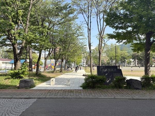 緑ケ丘公園　徒歩5分(340m)　