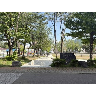 緑ケ丘公園　徒歩5分(340m)　